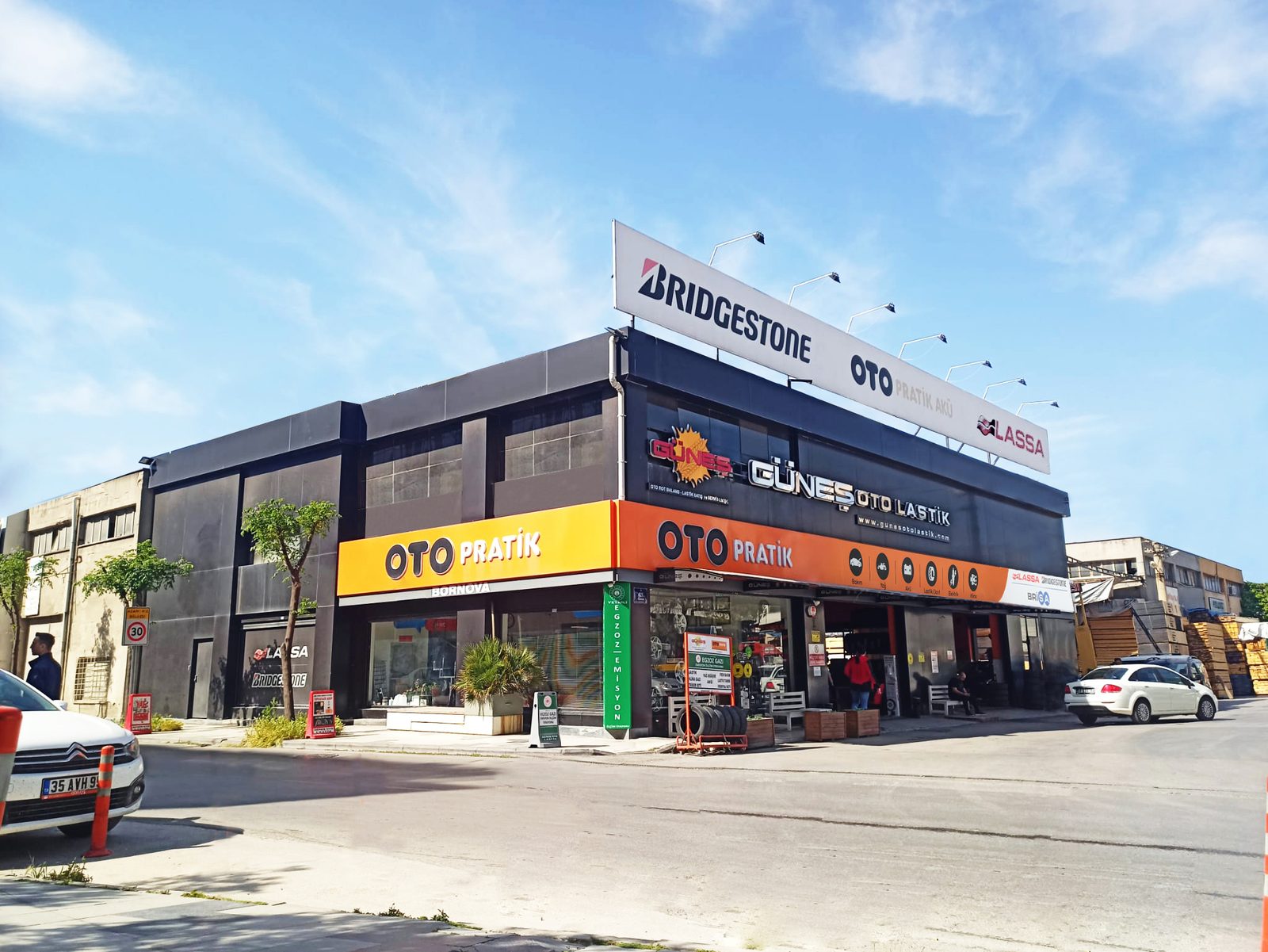 Güneş Oto Lastik binası; Bridgestone, Otopratik ve Lassa tabelaları
